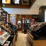 Anche se all�interno il negozio non dimostra la sua et�, sfoggiando un look moderno...